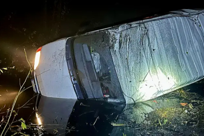 Minibüs Dere Yatağına Yuvarlandı!