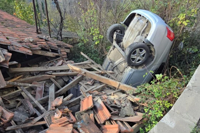 Otomobil evin çatısına düştü!