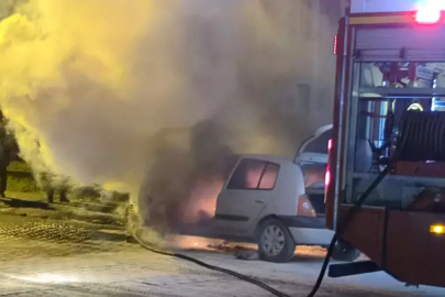 Park Halindeki Otomobil Aniden Alev Aldı!