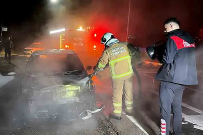 Terminal önünde park halindeki araç alev aldı!