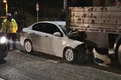 Otomobil tırın dorsesine saplandı!!!