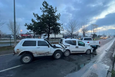 4 araç zincirleme kazaya karıştı, trafik kilitlendi