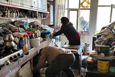 Bir evden kamyon kamyon çöp çıkarıldı!