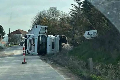 Kontrolden çıkan tır devrildi!