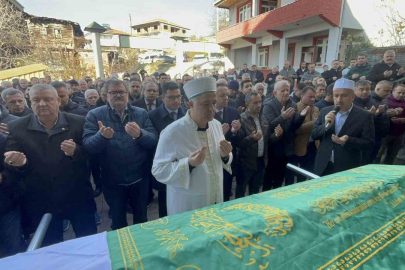 Milli Eğitim Müdürünün anne acısı: Ayşe Çevik son yolculuğuna uğurlandı