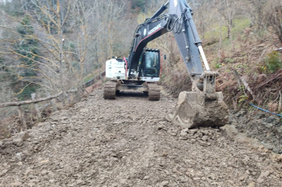 Heyelan! Köy yolu ulaşıma kapandı!