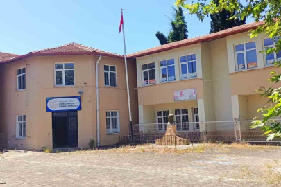 Yıllar önce kapısına kilit vurulan İlk ve Ortaokulu yıkılıyor!