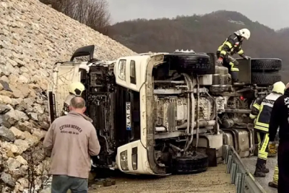 Kontrolden çıkan tır yol kenarına devrildi!