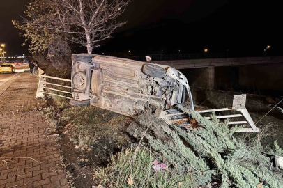 Otomobil ile hafif ticari araç çarpıştı!