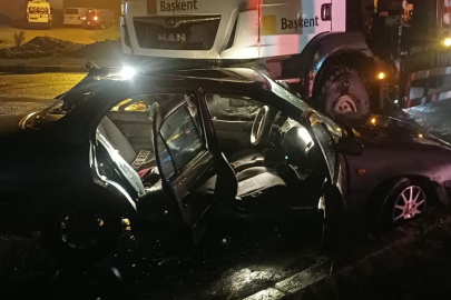 Tır, otomobili biçti!  1’i ağır 2 yaralı