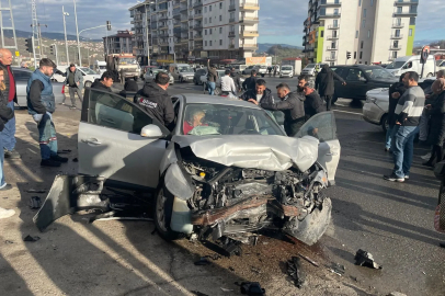 Kdz.Ereğli'de iki otomobilin çarpıştığı kazada 7 kişi yaralandı