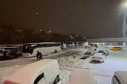 Kar yağışı nedeniyle yolcular otobüslerde sabahladı!