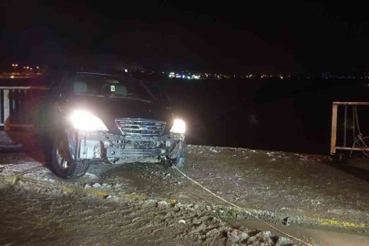 Asılı kalan cip nehre düşmekten son anda kurtuldu!