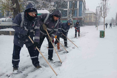 Düzce Belediyesi karla mücadeleyi aralıksız sürdürüyor ...