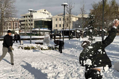 Tropikal misafirler kar yağışını görünce mest oldu!!!