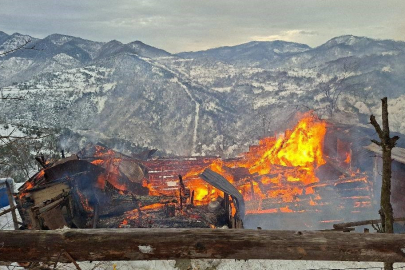Alevlere teslim olan ahşap ev tamamen yandı!