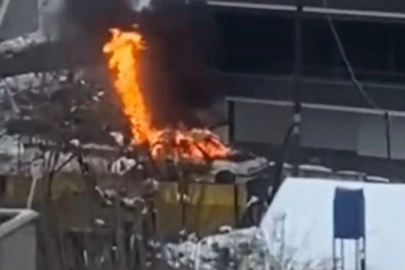 Park halindeki otomobil alev alev yandı!