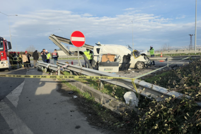 Hafif ticari araç bariyerlere saplandı! 2 kişi hayatını kaybetti