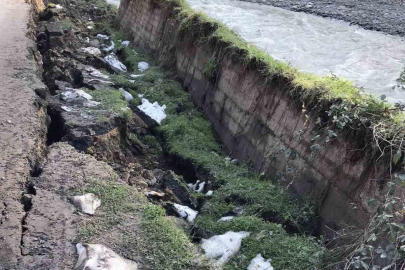 Alaplı’da istinat duvarı çöktü!