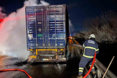 Balatalarından tutuşan tırdaki yangın kısa sürede söndürüldü!