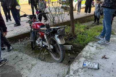 Otomobile çarpmamak için manevra yapan motosiklet devrildi!