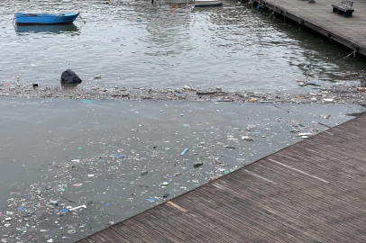 Zonguldak sahilinde deniz yüzeyindeki çöpler tepki çekti