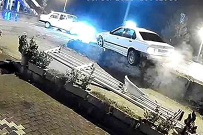 Otomobil kaldırıma askıda kaldı!