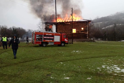 450 yıllık ahşap cami alevlere teslim oldu!