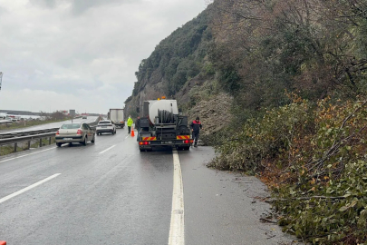 Kdz.Ereğli'de dev kayalar otomobilin üzerine düştü!
