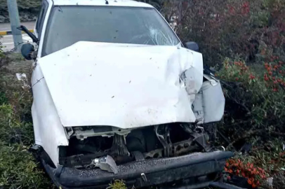 Otomobil kamyonetle çarpışarak refüje çıktı!