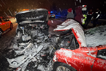 Kafa kafaya çarpışan araçlar hurdaya döndü!