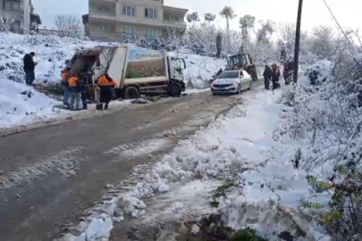 Çöp kamyonu karlı yolda kontrolden çıktı! 1 işçi yaralandı