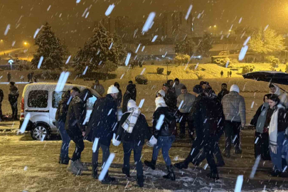Kar yağışını horon ve halay oynayarak karşıladılar!