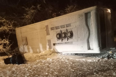 SERVİS OTOBÜSÜ DEVRİLDİ!