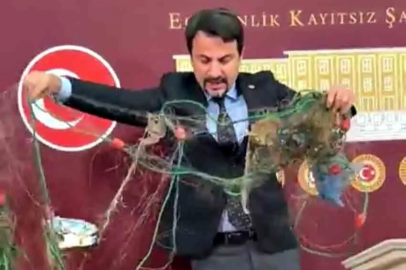 Milletvekili Ertuğrul balıkçı ağlarıyla meclise çıktı: Balık ağı değil, çöp torbası!!