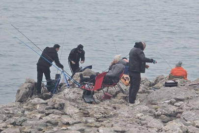 Soğuk havaya rağmen oltalar denizle buluştu!
