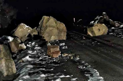 Yola düşen dev kayalar iki köye ulaşımı kapattı!