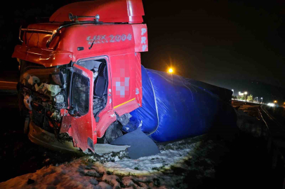 Lastik patlayınca yoldan çıktı!...