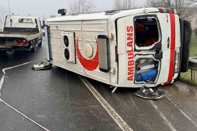 Ambulans devrildi; 2 yaralı