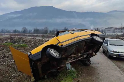 Kontrolden çıkan otomobil bariyerlere saplandı