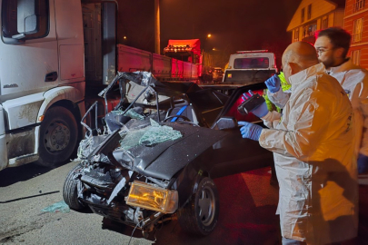 Otomobil tıra ok gibi saplandı: 1’i ağır 2 yaralı