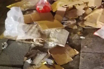 ESNAF ÇÖPÜNÜ BIRAKIP GİDİYOR