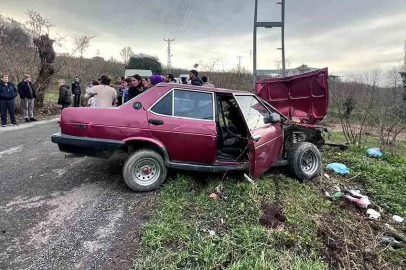 Alaplı'da otomobil elektrik direğine çarptı!