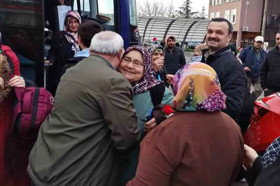 Umrecileri güllerle karşıladılar!