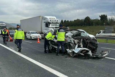 Otomobil tıra çarptı: 1 ölü, 1 yaralı