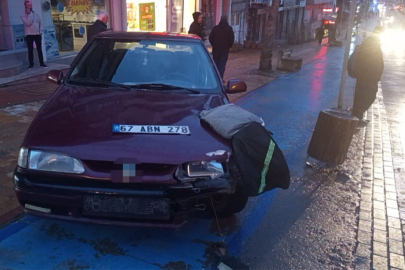 Kazada fırlayan motokurye otomobilin üzerine düştü!