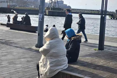 Soğuk havaya rağmen sahilden vazgeçmediler!