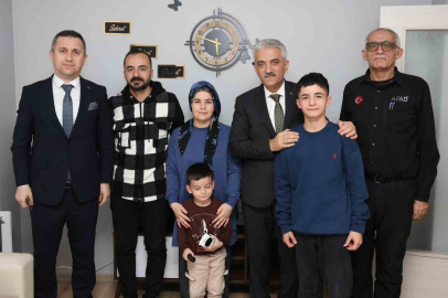 Vali Makas depremzede aile ile buluştu!