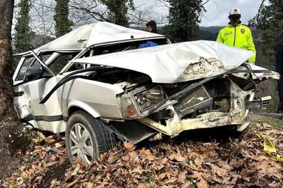 Otomobil ağaca çarptı: 1 ölü, 2 yaralı!