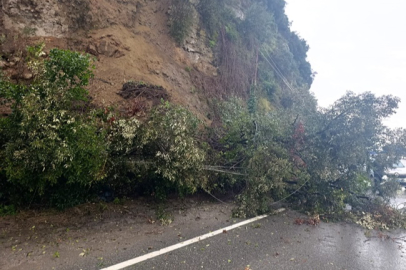 Heyelan yolu kapattı!